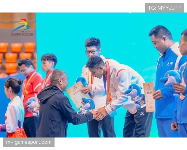 中国式摔跤独特魅力集中展演：滚桥、抱摔、背跨轮番上演